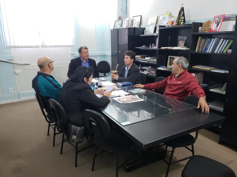 prefeito-vereador-e-conselho-buscam-agilizar-licitacao-de-40-novas-paradas-de-onibus