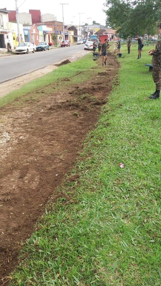 servicos-urbanos-e-7-rcmec-iniciam-revitalizacao-na-praca-artigas