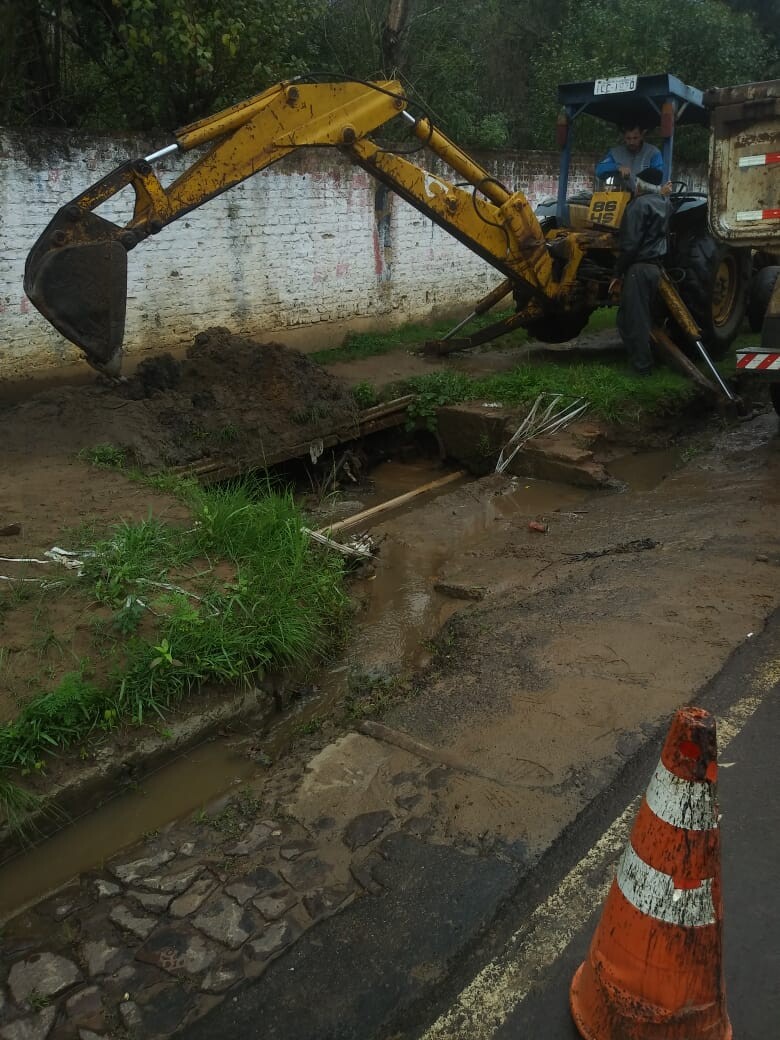 servicos-urbanos-realiza-desobstrucao-na-av-dom-pedro-ii