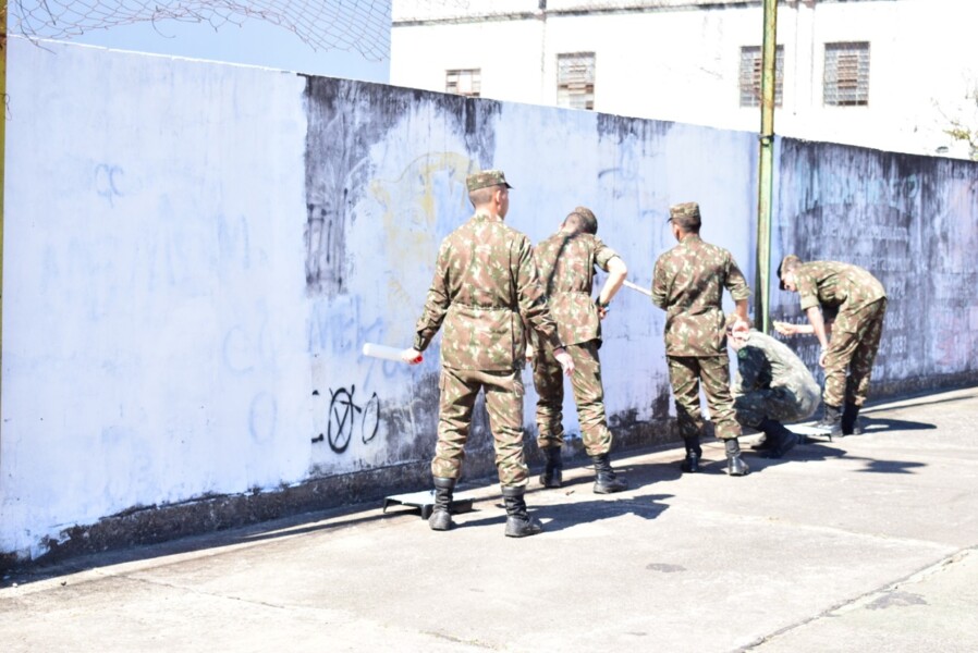 com-o-apoio-do-exercito-secretaria-de-cultura-inicia-revitalizacao-da-quadra-da-praca-getulio-vargas