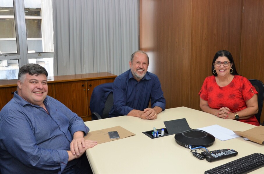 em-reuniao-com-secretario-estadual-de-obras-prefeita-solicita-emprestimo-de-equipamento-para-limpeza-de-arroio