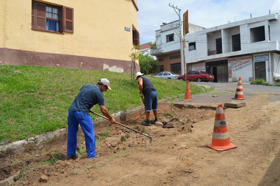 equipe-de-servidores-realiza-a-recuperacao-de-um-trecho-da-rua-silveira-martins