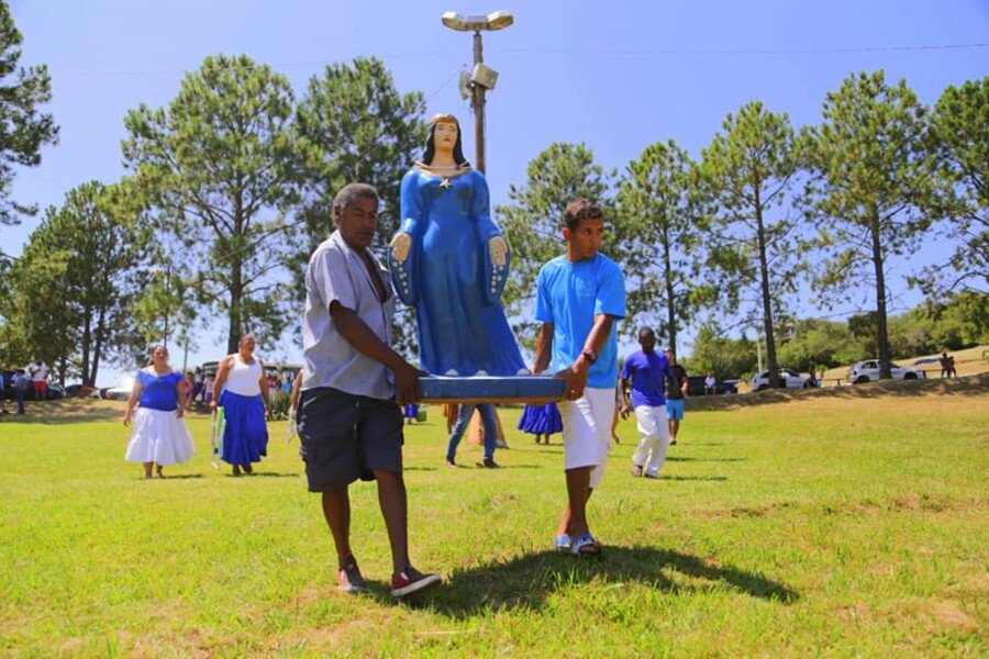 homenagens-a-iemanja-movimentam-lago-do-batuva