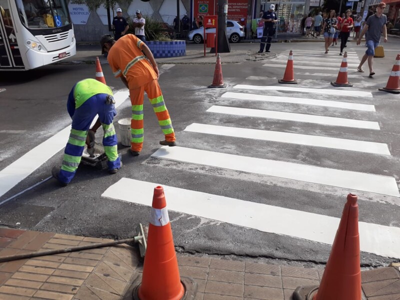faixas-de-seguranca-do-municipio-comecam-a-receber-pintura-termoplastica