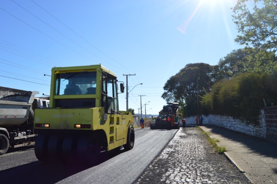 asfaltamento-rua-angelo-melo-comeca-a-receber-capa-asfaltica