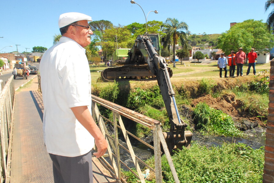 inicia-limpeza-no-riacho-da-praca-artigas