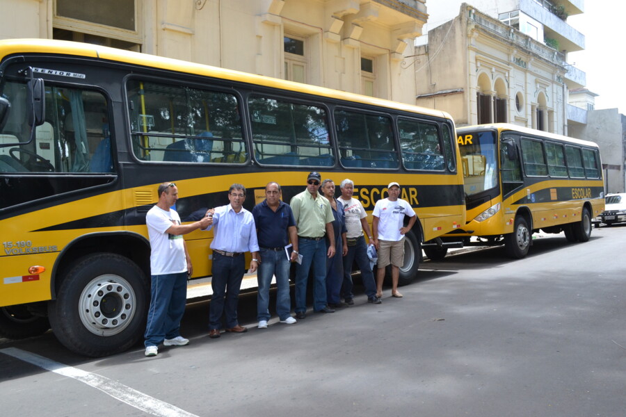 wainer-machado-entrega-dois-onibus-escolares-a-secretaria-municipal-de-educacao