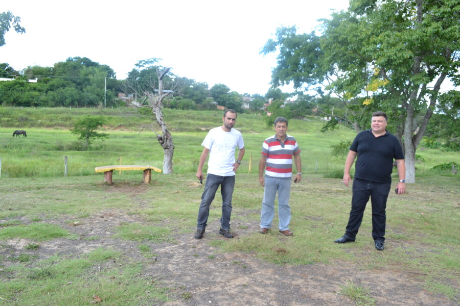 prefeito-visita-local-onde-sera-construida-quadra-poliesportiva