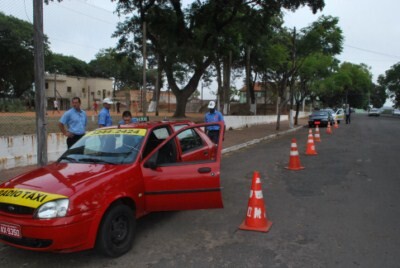 prefeitura-realiza-vistoria-na-frota-de-taxis-do-municipio
