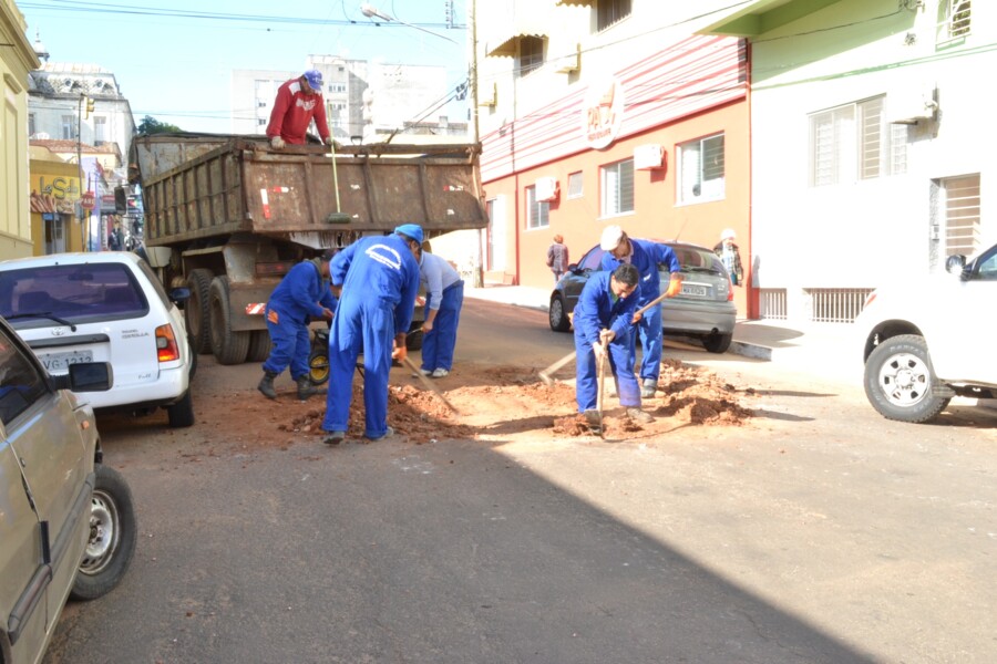 prefeitura-faz-operacao-tapa-buracos-no-centro