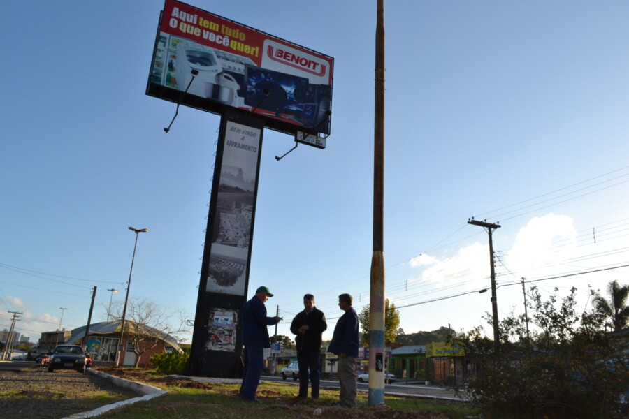 prefeito-vistoria-recuperacao-de-iluminacao-na-av-joao-goulart