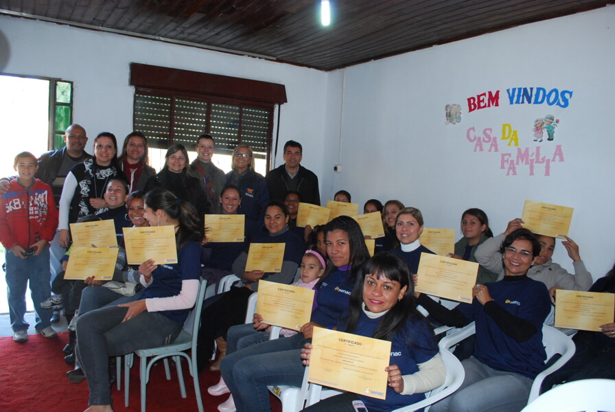 moradores-do-prado-recebem-diploma-de-mais-um-curso-oferecido-pela-prefeitura-municipal