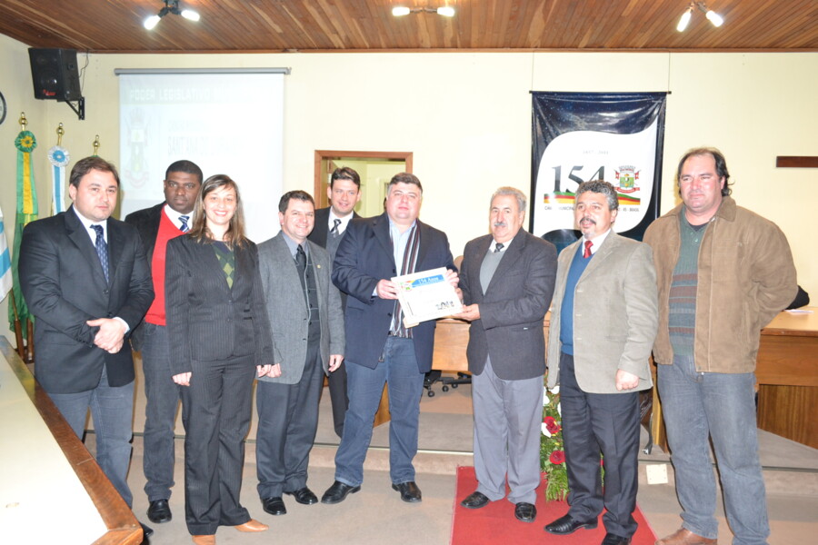 governo-municipal-presta-homenagem-ao-poder-legislativo-pelos-154-anos