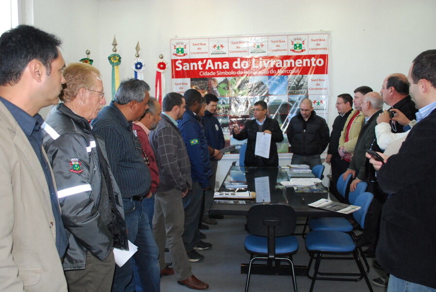 wainer-machado-entrega-plano-de-recuperacao-salarial-aos-servidores-municipais