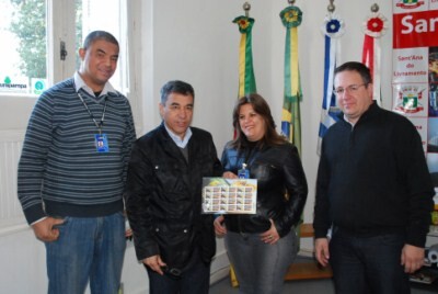 chefe-do-poder-executivo-recebe-selo-comemorativo-dos-correios