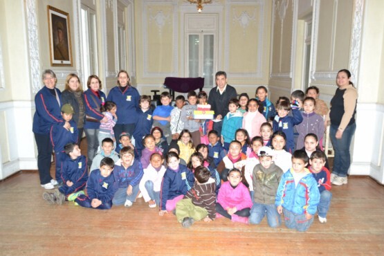 um-bolo-recheado-com-cartas-para-homenagear-os-188-anos