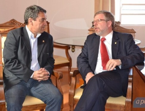 prefeito-entrega-documentos-sobre-a-implantacao-de-area-de-livre-comercio-no-municipio