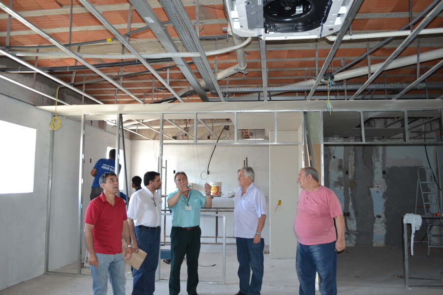 prefeito-e-secretario-vistoriam-obras-da-uti-e-entregam-equipamentos-a-santa-casa