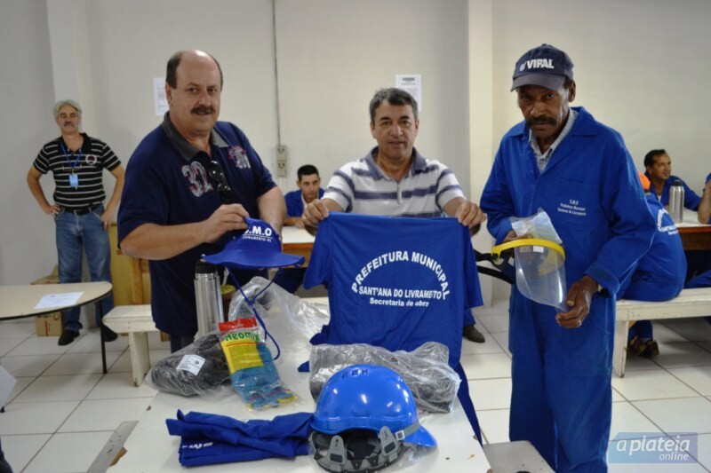 prefeito-entrega-kits-de-protecao-aos-servidores-da-secretaria-de-obras