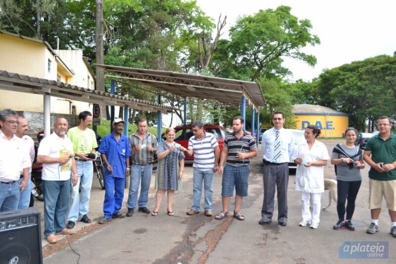 prefeito-entrega-cartao-do-vale-alimentacao-aos-servidores-do-dae