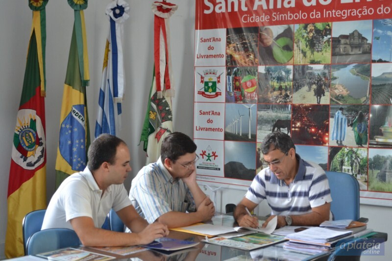 prefeito-assina-termo-de-adesao-ao-projeto-sorrindo-para-o-futuro