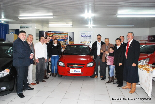 ganhador-de-sorteio-recebe-a-premiacao