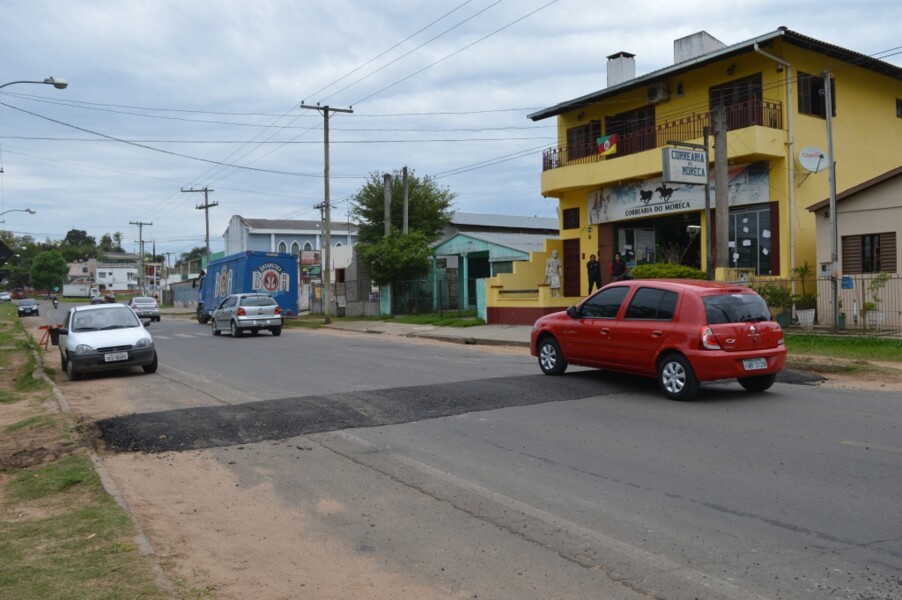 secretaria-municipal-de-transito-instala-lombada-na-av-saldanha-da-gama