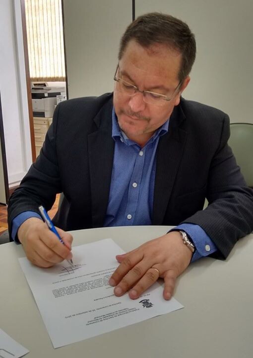 prefeito-assina-convenio-para-aquisicao-de-mais-04-tratores-para-livramento