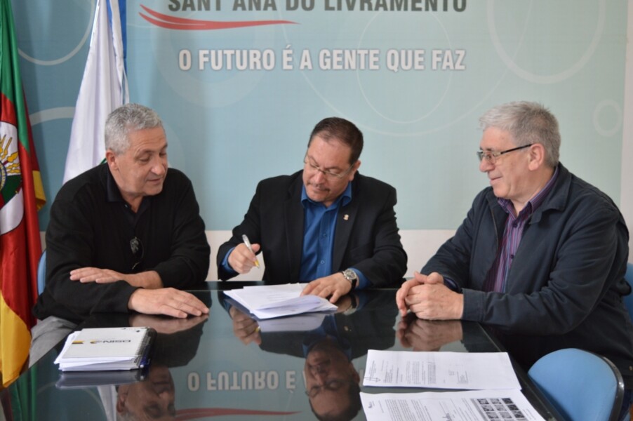 glauber-assina-convenio-para-instalacao-de-13-cameras-de-videomonitoramento-no-municipio