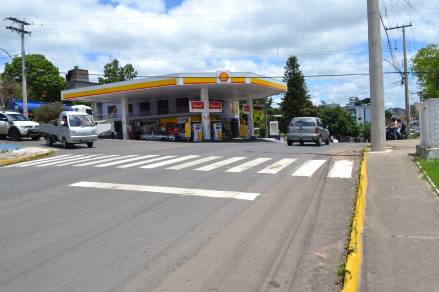 secretaria-municipal-de-transito-recupera-faixa-de-seguranca-e-instala-semaforo-de-led