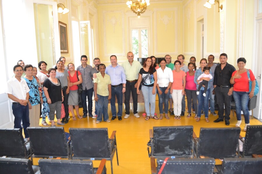 prefeito-realiza-entrega-de-titulos-de-posse-de-terrenos-para-14-familias-da-vila-joao-duarte