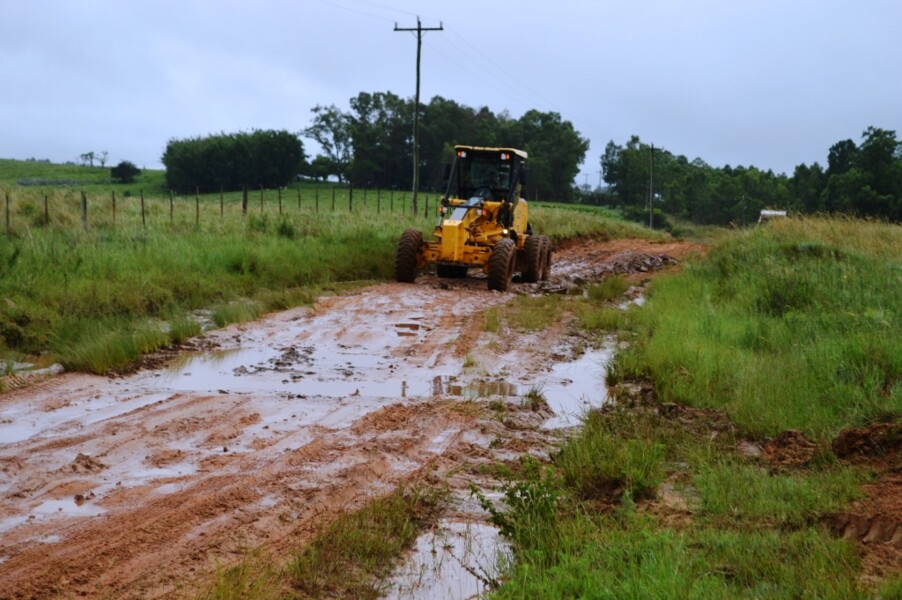 prefeitura-trabalha-com-forca-maxima-na-recuperacao-de-rota-alternativa-a-br-158
