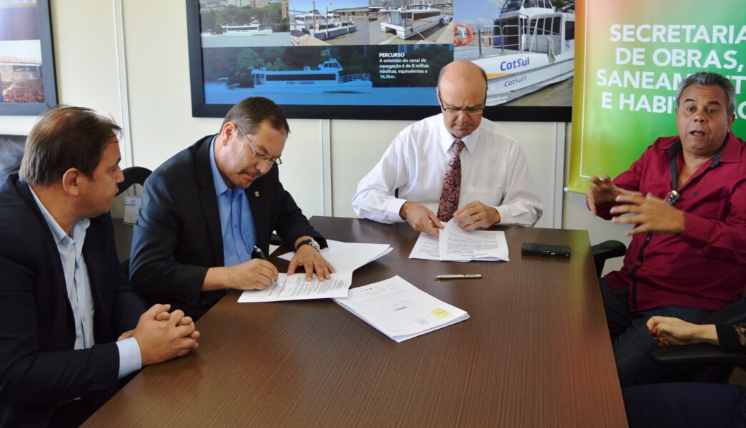 glauber-lima-assina-convenio-com-o-estado-que-garante-maquina-para-limpeza-de-arroios-de-livramento