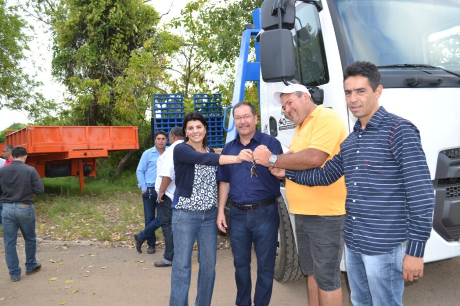 prefeito-entrega-maquinarios-novos-as-secretarias-de-agricultura-e-obras