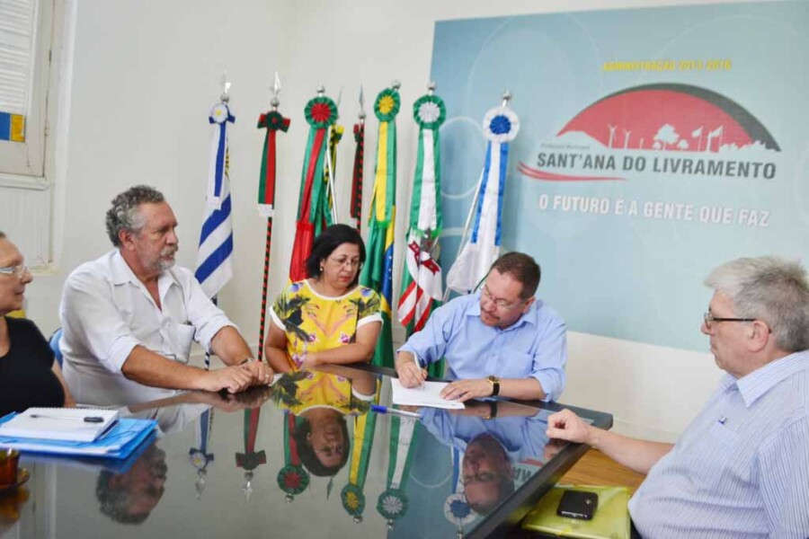 prefeito-reduz-o-proprio-salario-dos-secretarios-diretores-e-assessores-e-exonerara-20-dos-ccs-para-diminuir-gastos-com-pessoal