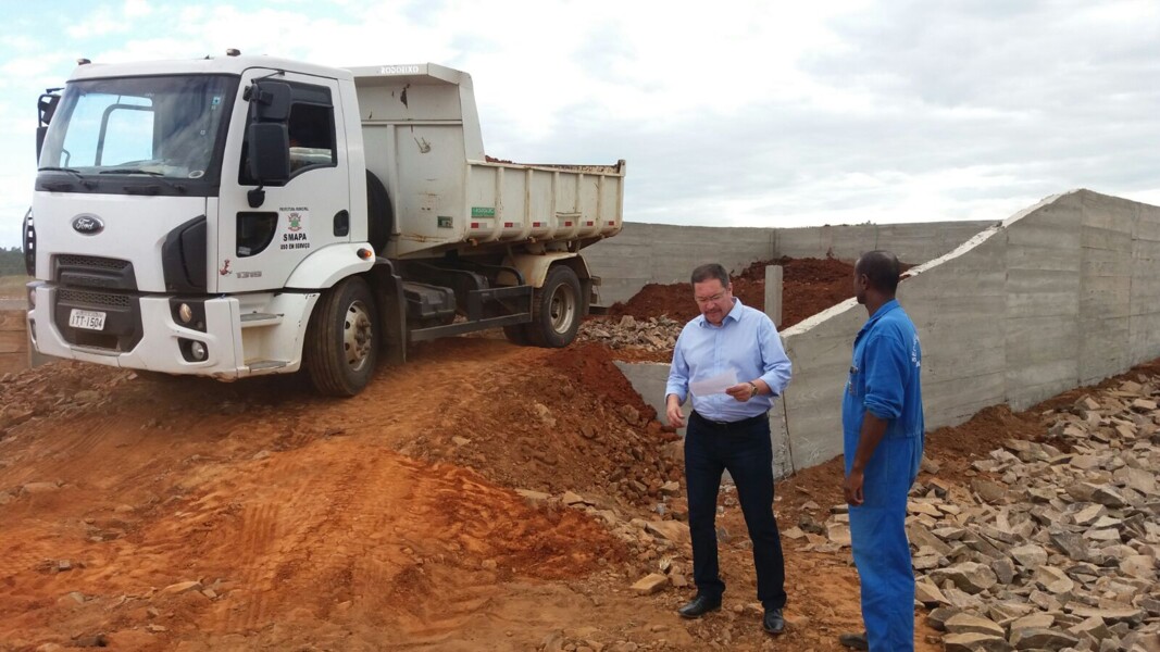 prefeito-vistoria-avanco-na-obra-que-abrigara-a-usina-de-asfalto