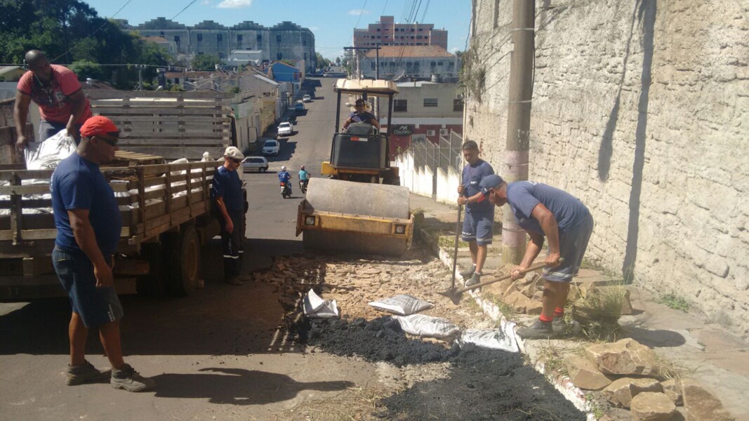 secretaria-de-obras-realiza-operacao-tapa-buracos-no-centro