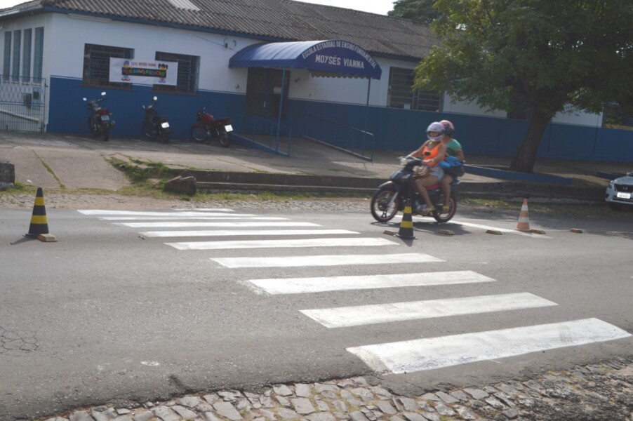 secretaria-de-transito-revitaliza-faixas-de-seguranca-em-frente-as-escolas