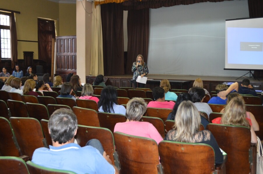 secretaria-de-educacao-realiza-reuniao-com-diretores-da-rede-municipal-de-ensino