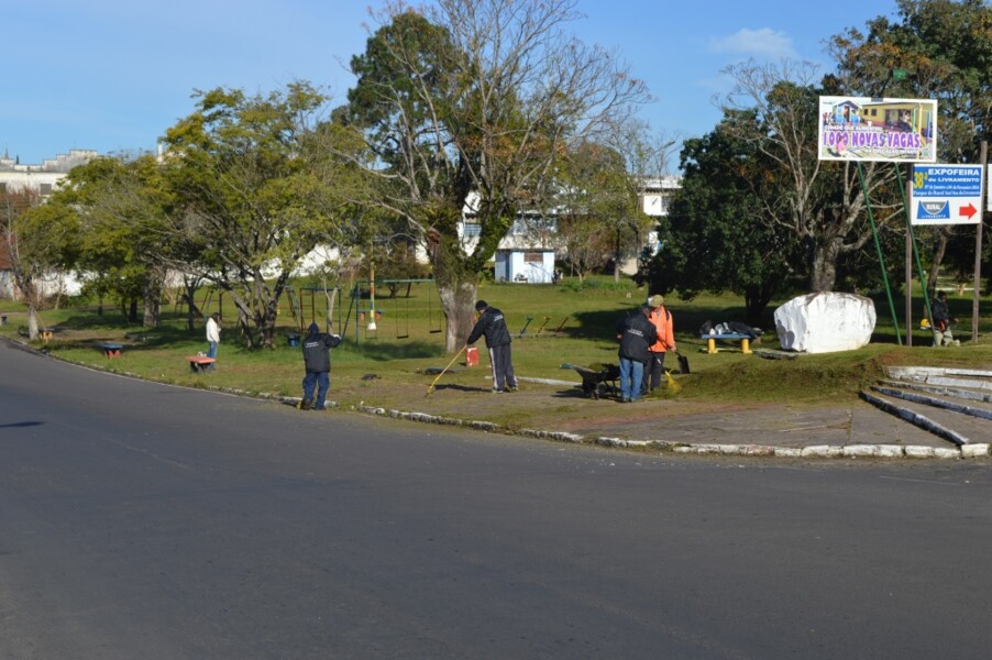 secretaria-de-servicos-urbanos-realiza-limpeza-na-praca-getulio-vargas