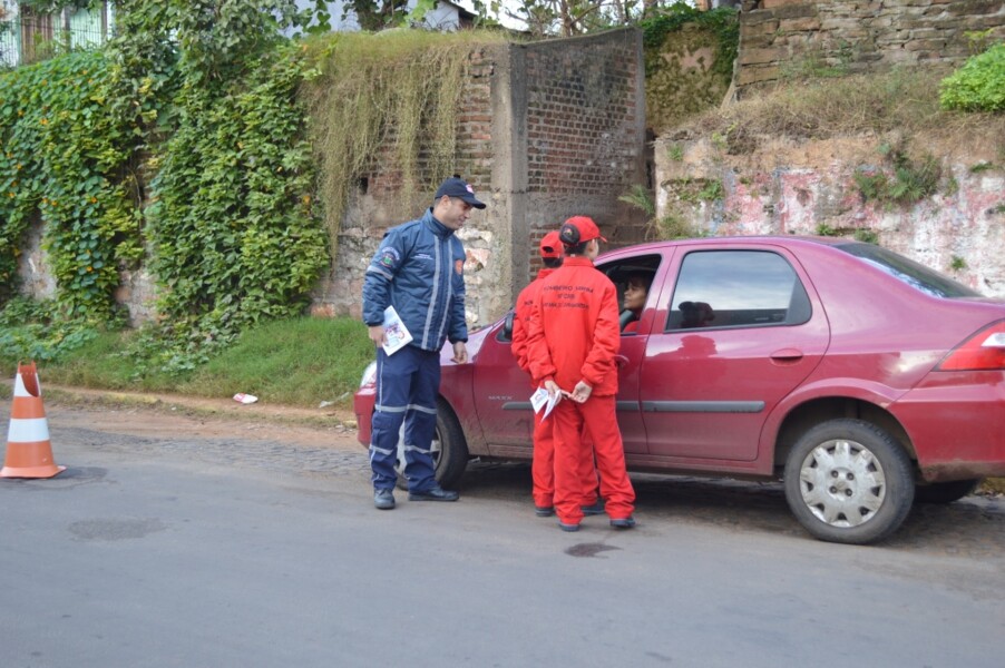 secretaria-municipal-de-transito-promove-blitz-educativa-em-parceria-com-alunos-do-projeto-bombeiro-mirim