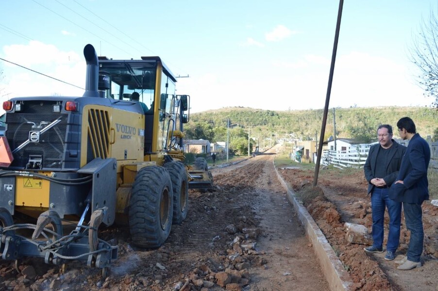 prefeito-vistoria-preparacao-da-rua-jose-fernandes-mendes-que-sera-asfaltada-na-sexta-feira