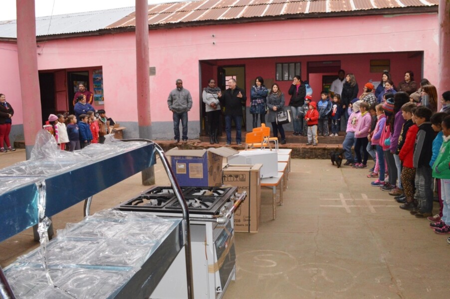 prefeito-entrega-mobiliario-e-utensilios-na-escola-rafael-vieira-da-cunha