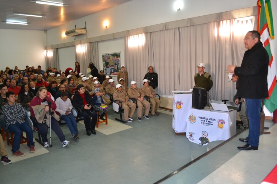 prefeito-participa-da-formatura-de-apresentacao-do-pelotao-mirim-do-2-rpmon