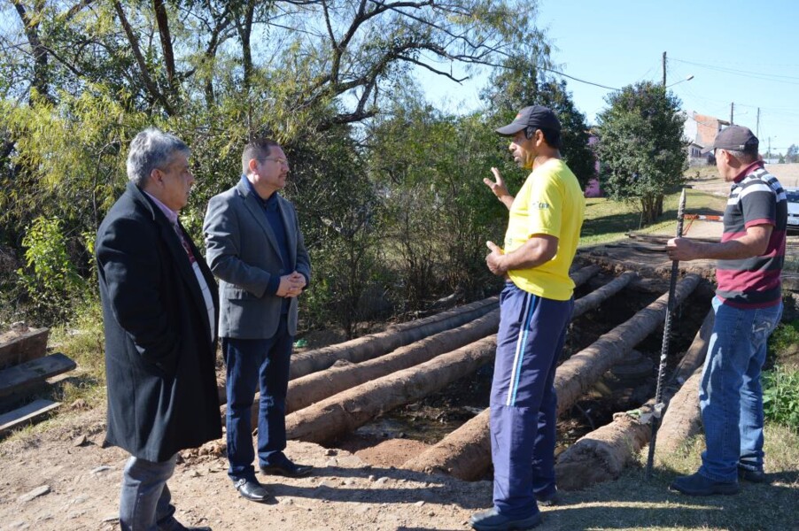 prefeito-e-vereador-vistoriam-trabalho-de-recuperacao-de-ponte
