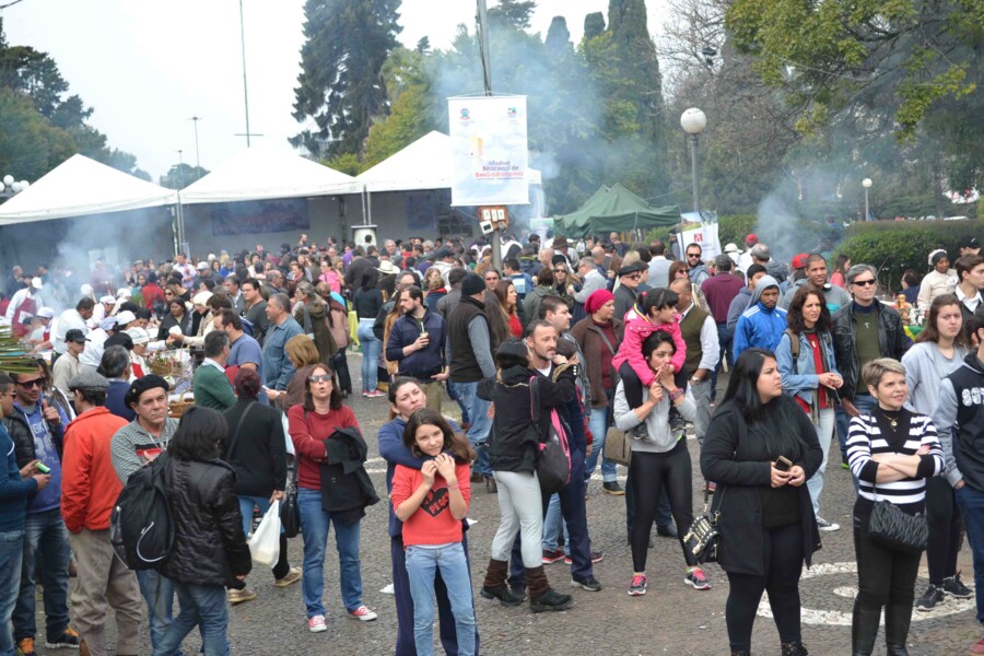 sucesso-marca-a-festa-do-choripan-e-vinho-no-parque-internacional