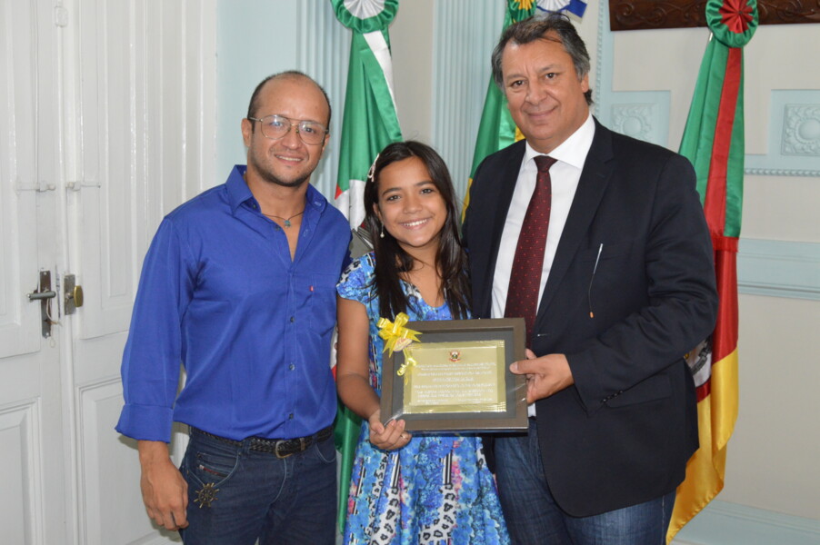 prefeito-entrega-homenagem-a-maria-alice