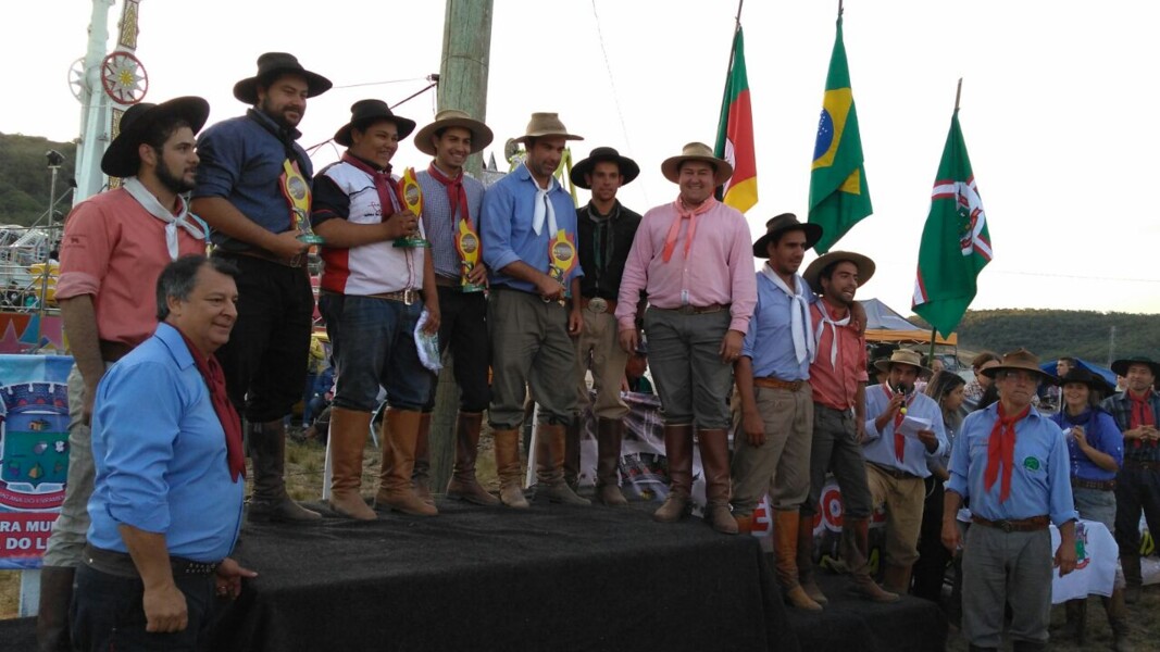 prefeito-participa-de-premiacoes-e-encerramento-da-35-campereada-internacional