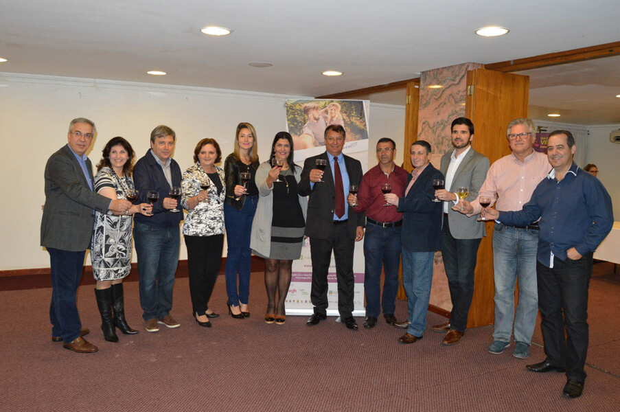 prefeito-e-vice-decretam-dia-municipal-do-vinho