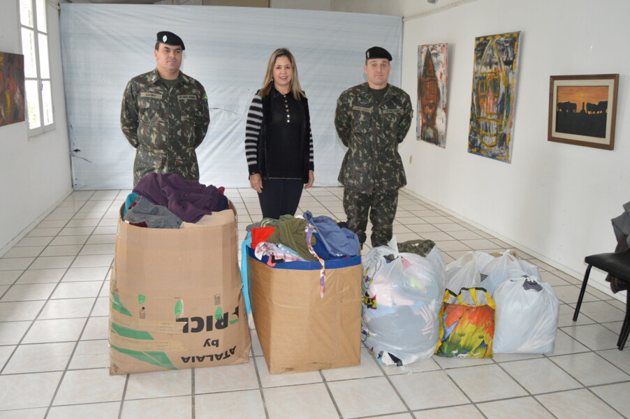 primeira-dama-recebe-doacoes-do-exercito